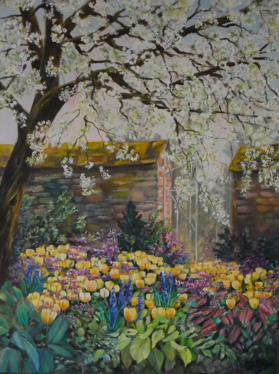 Frühlingsgarten mit alter Mauer